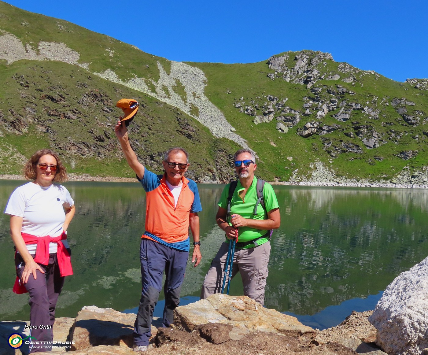 20 Lago Moro (2235 m) in alto Passo e Cima di Valcervia (2370 m).JPG